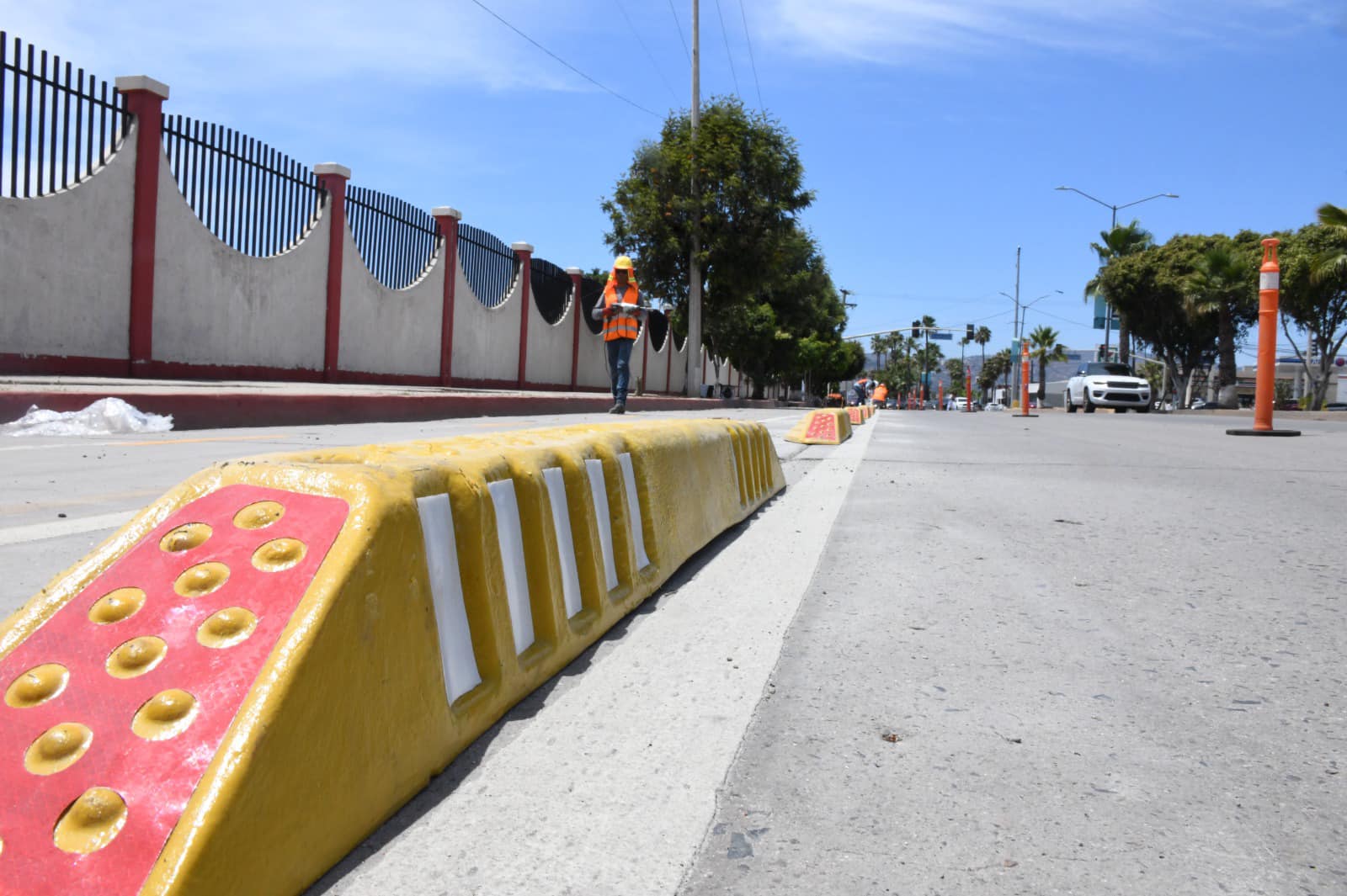 sistema alternativo de noticias-colocacion delimitadores en ciclovia 002