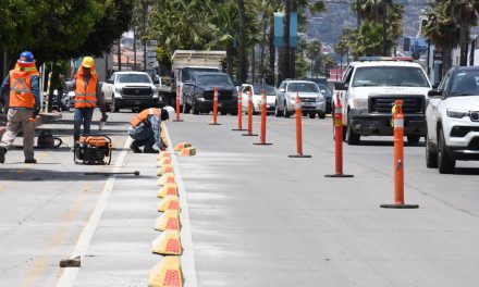 Inicia colocación de delimitadores en Ciclovía