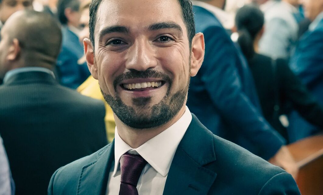 Rinde protesta diputado integrantes de la comunidad LGBT