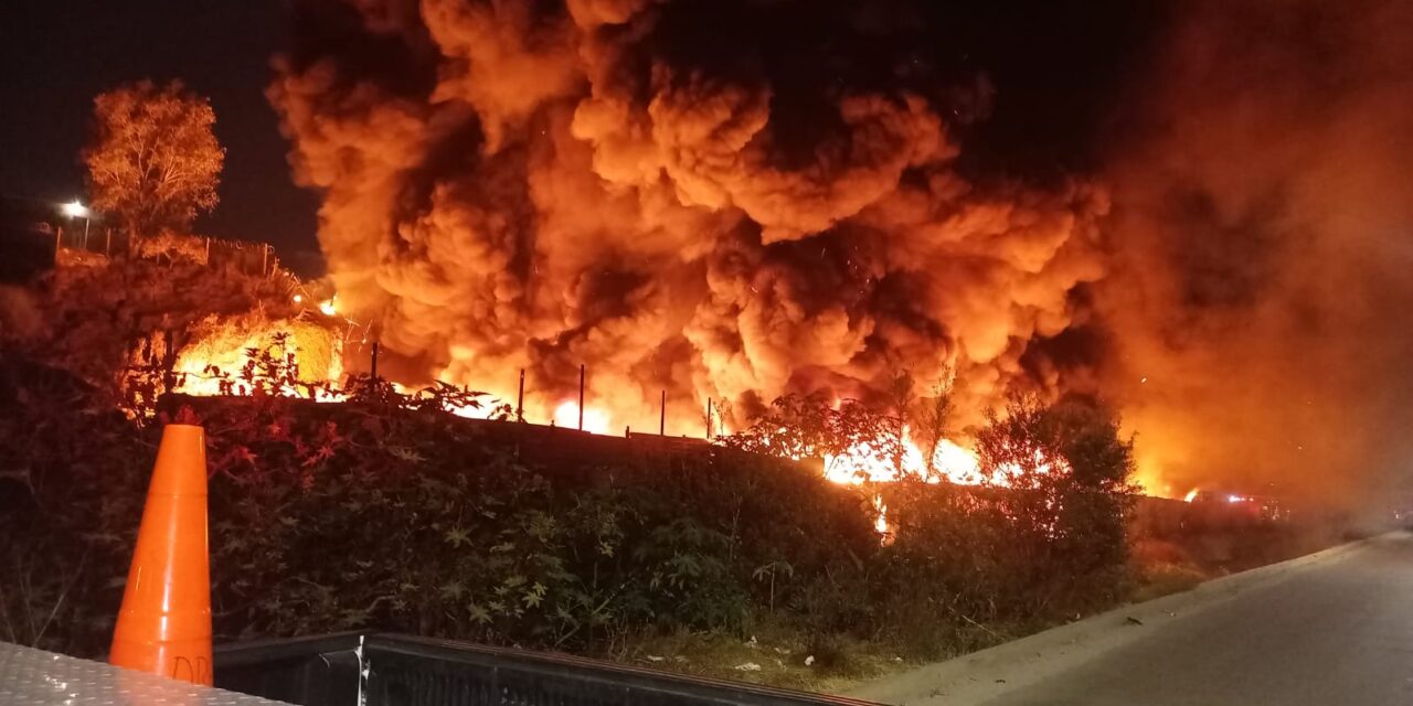 Se incendia empresa recicladora en Ensenada; cerca de las 03:30 horas de la madrugada se presentó el incendio, se preportan sólo daños materiales