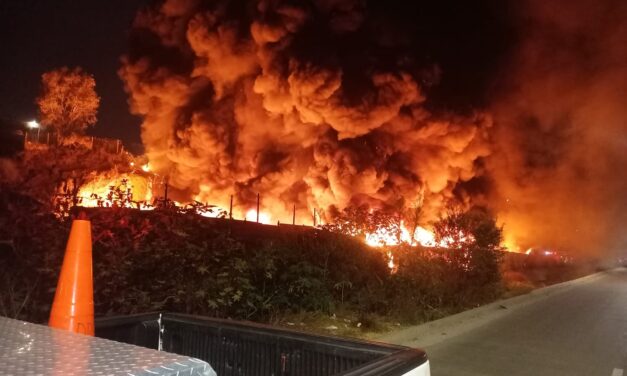 Se incendia empresa recicladora en Ensenada; cerca de las 03:30 horas de la madrugada se presentó el incendio, se preportan sólo daños materiales