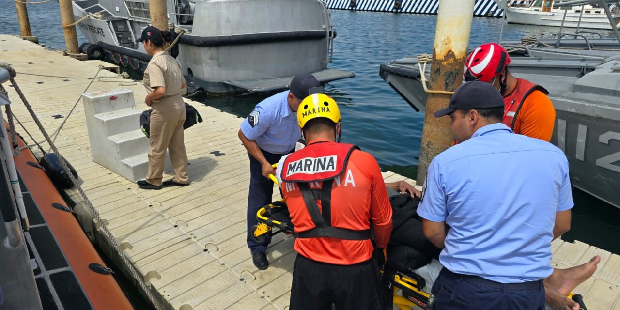 Personal naval realiza evacuación médica en inmediaciones de Ensenada, Baja California