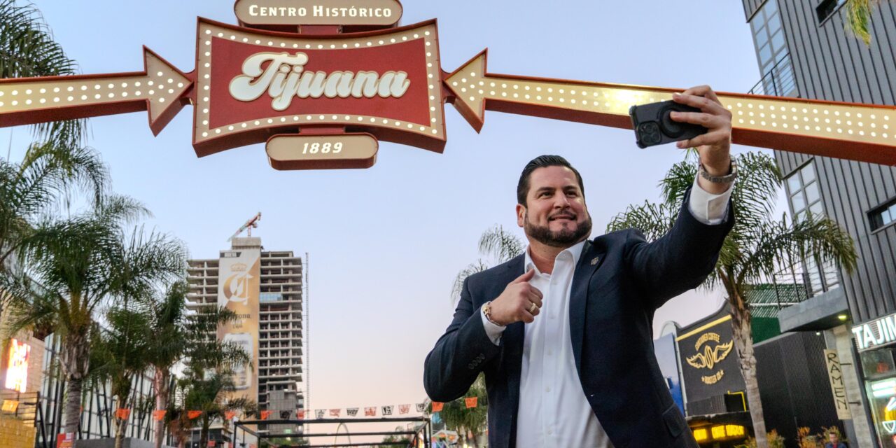 DEVELA ALCALDE ISMAEL BURGUEÑO PUERTA AL CENTRO HISTÓRICO DE TIJUANA