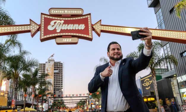 DEVELA ALCALDE ISMAEL BURGUEÑO PUERTA AL CENTRO HISTÓRICO DE TIJUANA