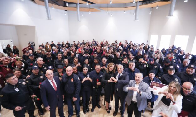 ENTREGA GOBERNADORA MARINA DEL PILAR HISTÓRICAS PRIMERAS TARJETAS DE PENSIÓN A POLICÍAS DE LA FESC