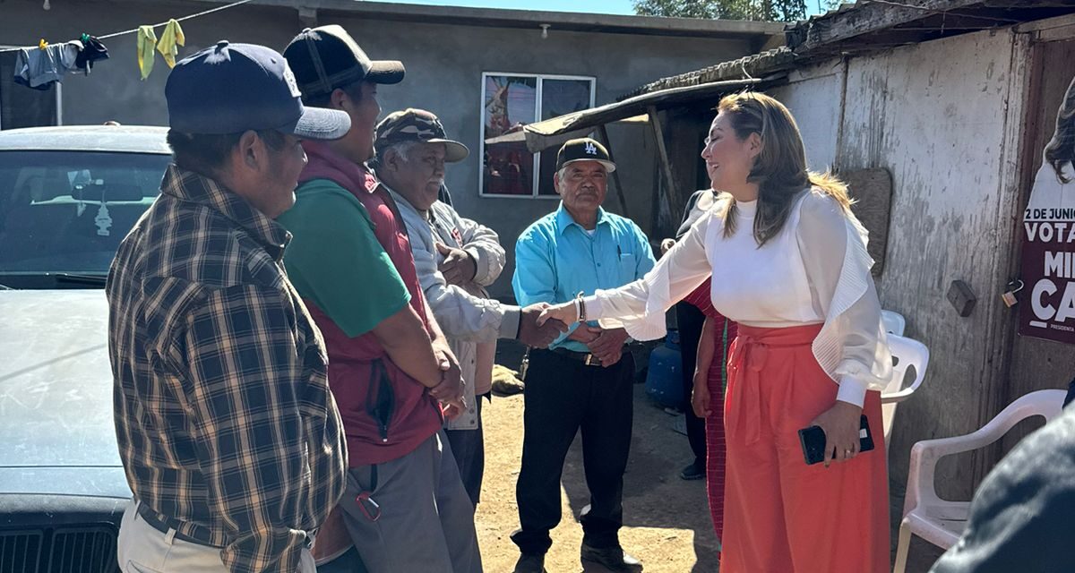 Miriam Cano Núñez, Presidenta Municipal de San Quintín, atiende peticiones de la comunidad Triqui