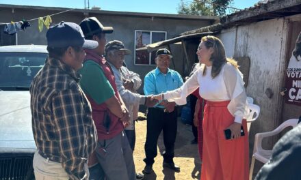 Miriam Cano Núñez, Presidenta Municipal de San Quintín, atiende peticiones de la comunidad Triqui