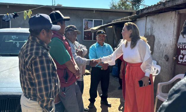 Miriam Cano Núñez, Presidenta Municipal de San Quintín, atiende peticiones de la comunidad Triqui