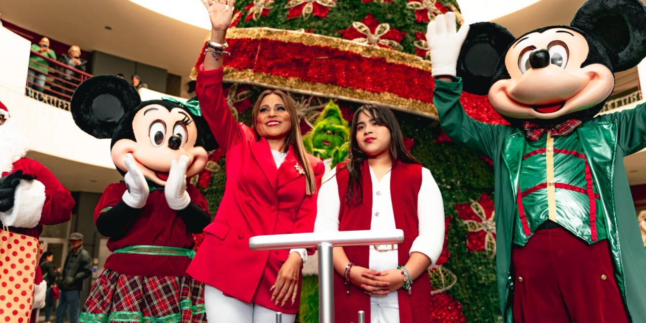Enciende Claudia Agatón árbol navideño de la Casa Municipal