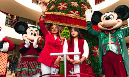 Enciende Claudia Agatón árbol navideño de la Casa Municipal