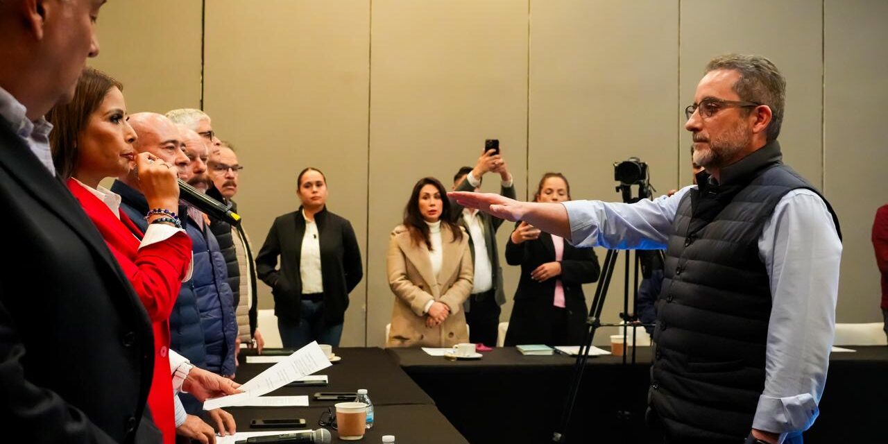 Toma Claudia Agatón protesta a director de Proturismo de Ensenada