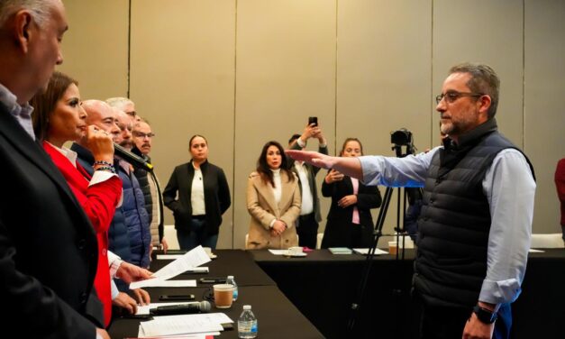 Toma Claudia Agatón protesta a director de Proturismo de Ensenada