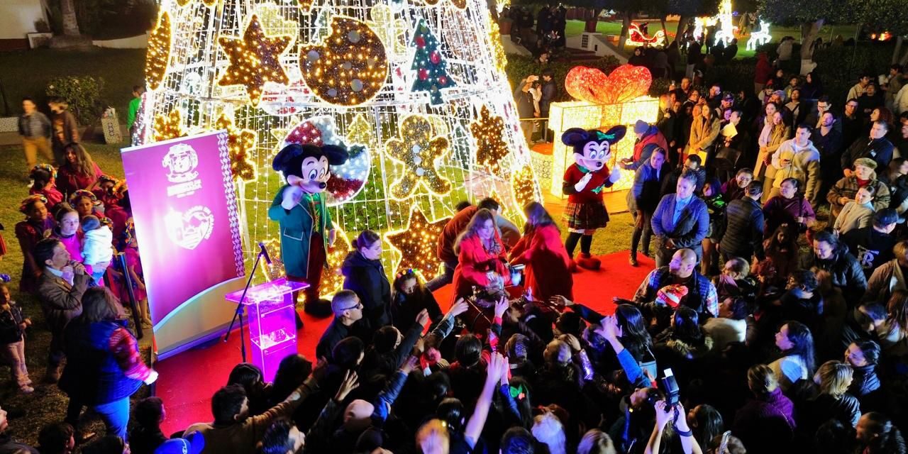 Encienden en Ensenada luces navideñas en el Centro Cultural Riviera