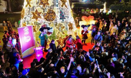 Encienden en Ensenada luces navideñas en el Centro Cultural Riviera