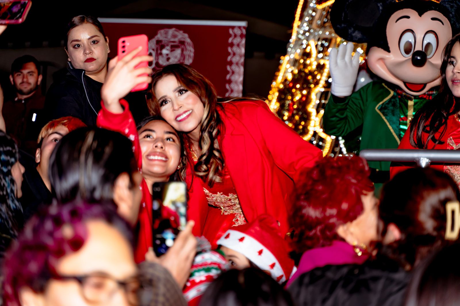 Encienden árbol navideño en Ensenada