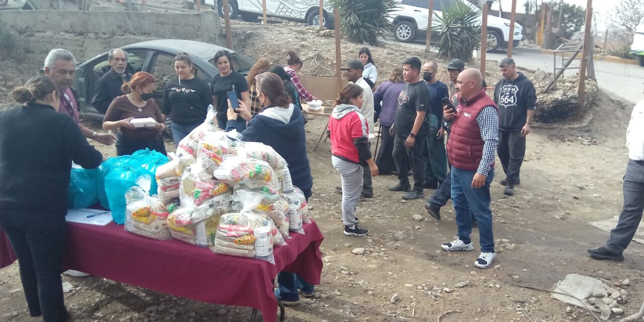 ATIENDE PRESIDENTE MUNICIPAL DE TIJUANA A VECINOS AFECTADOS POR EL INCENDIO EN CUMBRES DEL RUBÍ