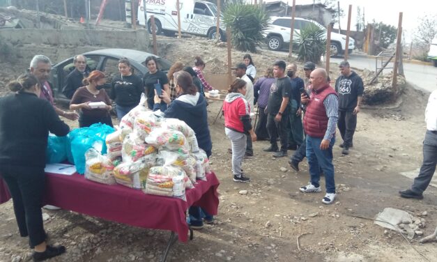 ATIENDE PRESIDENTE MUNICIPAL DE TIJUANA A VECINOS AFECTADOS POR EL INCENDIO EN CUMBRES DEL RUBÍ