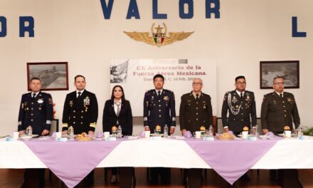 Felicita Claudia Agatón a la Fuerza Aérea Mexicana por su 110 aniversario