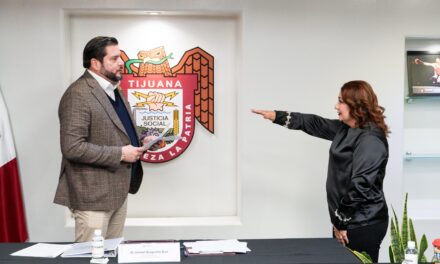 Toma protesta Ismael Burgueño Ruiz a nueva directora de DESOM