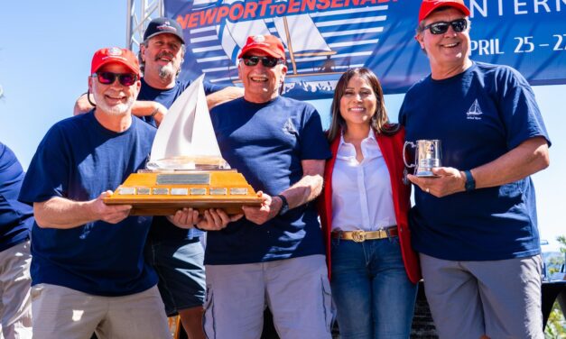 Participa Claudia Agatón en premiación de la regata Newport- Ensenada
