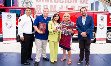 Entregan alcaldesa Claudia Agatón, Baja Bridges y clubes rotarios una máquina escalera a Bomberos de Ensenada