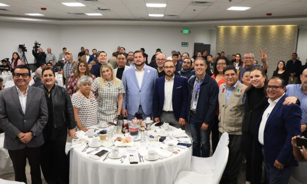 Convive Ismael Burgueño con representantes de los medios de comunicación en el marco del Día de la Libertad de Expresión
