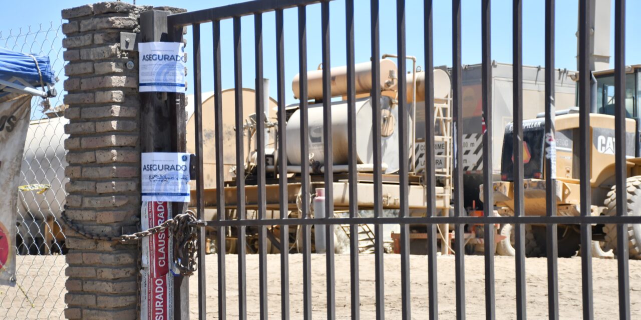 POR CONTAMINAR EL MEDIO AMBIENTE, CIERRA ECOLOGÍA DEL ESTADO EMPRESA ASFALTERA; ESTABA BACHEANDO LA CARRETERA TECATE-MEXICALI