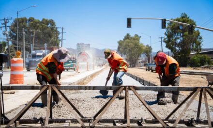 Colocan concreto hidráulico en Nodo Vial El Sauzal y calle Emiliano Zapata en Ensenada