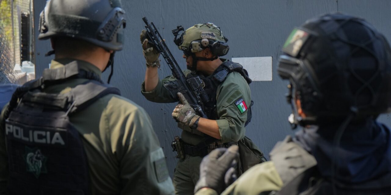 Refuerzan habilidades tácticas y de búsqueda en binomios caninos en Tijuana