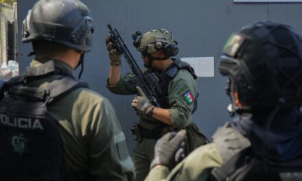 Refuerzan habilidades tácticas y de búsqueda en binomios caninos en Tijuana