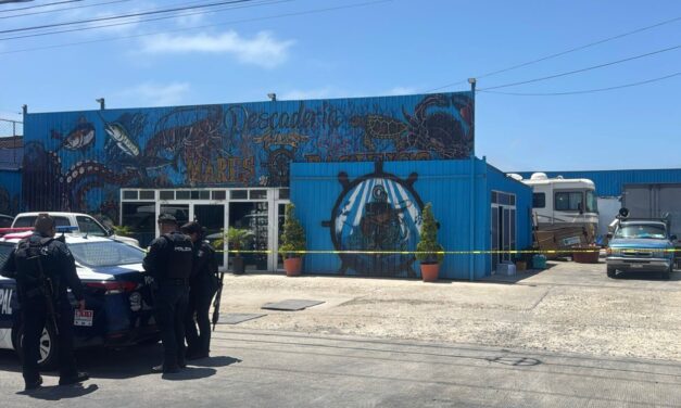 ATAQUE ARMADO EN PESCADERIA DE ENSENADA DEJA UNA PERSONA MUERTA Y 3 HERIDOS; ENTRE ELLOS UNA MUJER