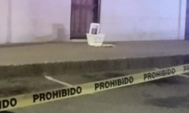 DEJAN CABEZA DE PUERCO CON BALAZO Y «NARCO MANTA» EN ZONA CENTRO DE ENSENADA