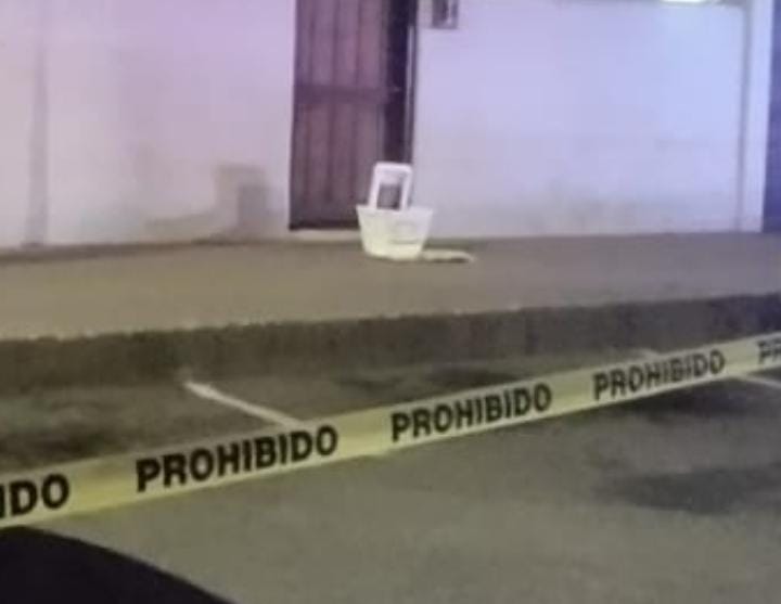 DEJAN CABEZA DE PUERCO CON BALAZO Y «NARCO MANTA» EN ZONA CENTRO DE ENSENADA