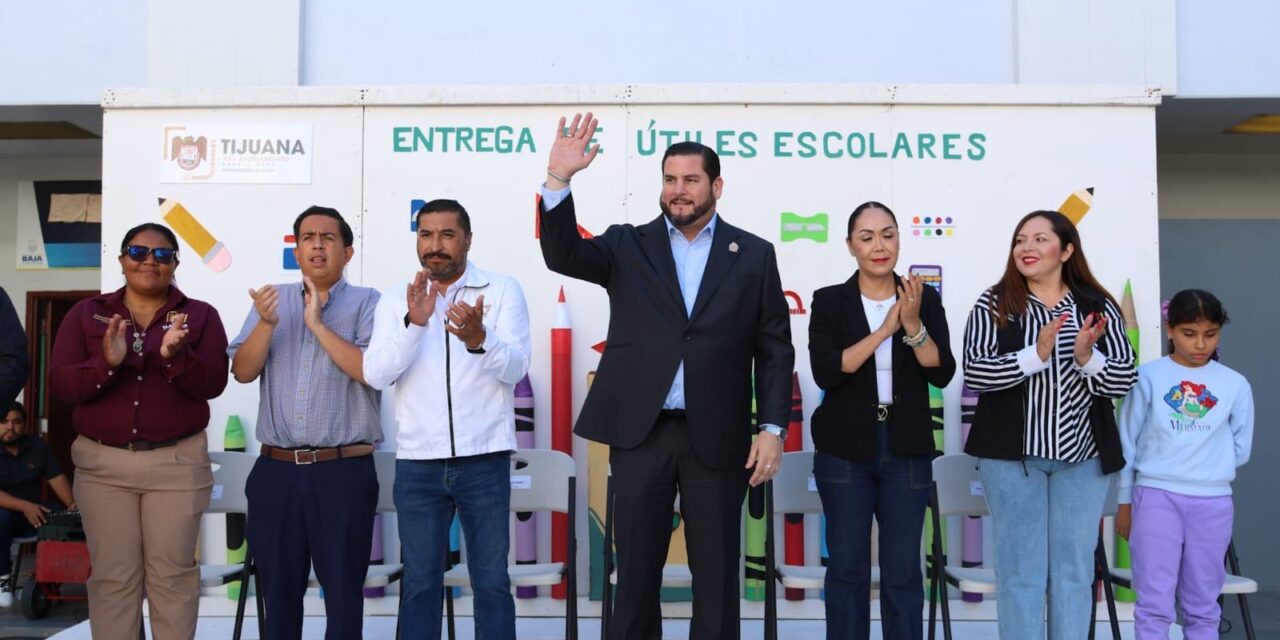 Encabeza Ismael Burgueño entrega de útiles escolares y vales de uniformes a niñas, niños y jóvenes de la Delegación San Antonio de los Buenos