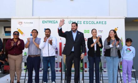 Encabeza Ismael Burgueño entrega de útiles escolares y vales de uniformes a niñas, niños y jóvenes de la Delegación San Antonio de los Buenos