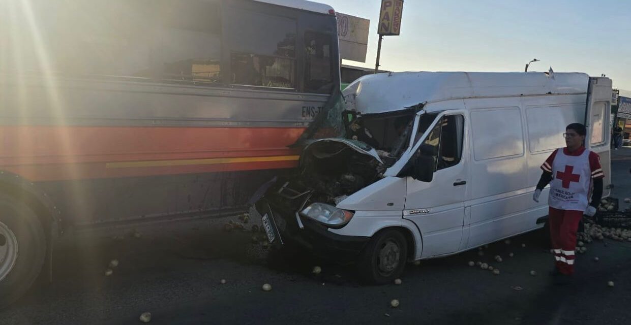 SE ESTRELLA CONTRA CAMIÓN DE PASAJEROS Y CAUSA LA MUERTE DE SU ACOMPAÑANTE