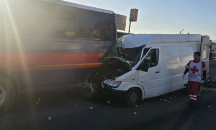 SE ESTRELLA CONTRA CAMIÓN DE PASAJEROS Y CAUSA LA MUERTE DE SU ACOMPAÑANTE