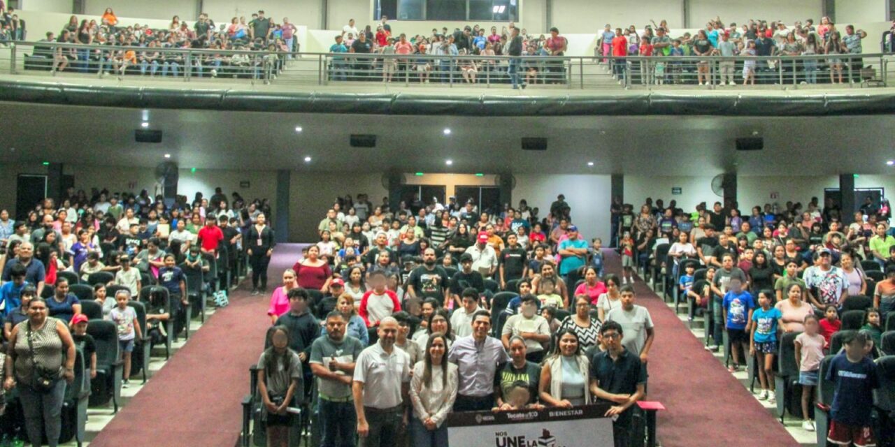 ROMÁN COTA ENTREGA VALES PARA UNIFORMES ESCOLARES A 700 ESTUDIANTES
