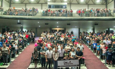 ROMÁN COTA ENTREGA VALES PARA UNIFORMES ESCOLARES A 700 ESTUDIANTES
