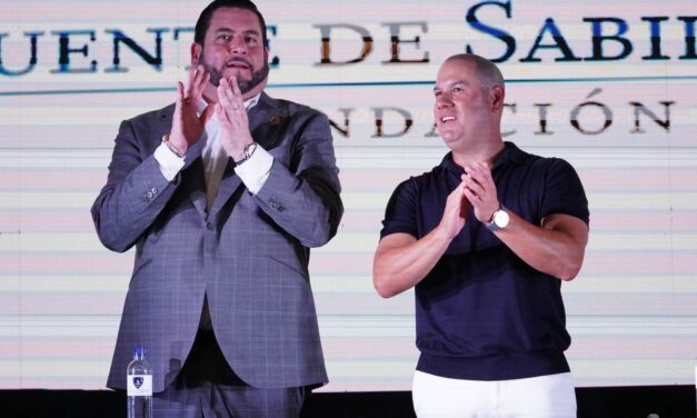Reconoce Ismael Burgueño labor de Fundación Fuente de Sabiduría en entrega de 2 mil 400 becas