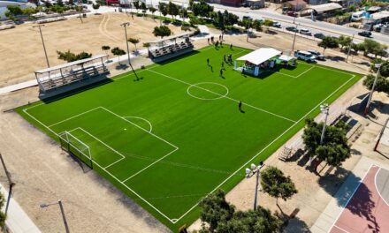 Entrega alcaldesa Claudia Agatón empastado de cancha de U.D. Francisco Villa