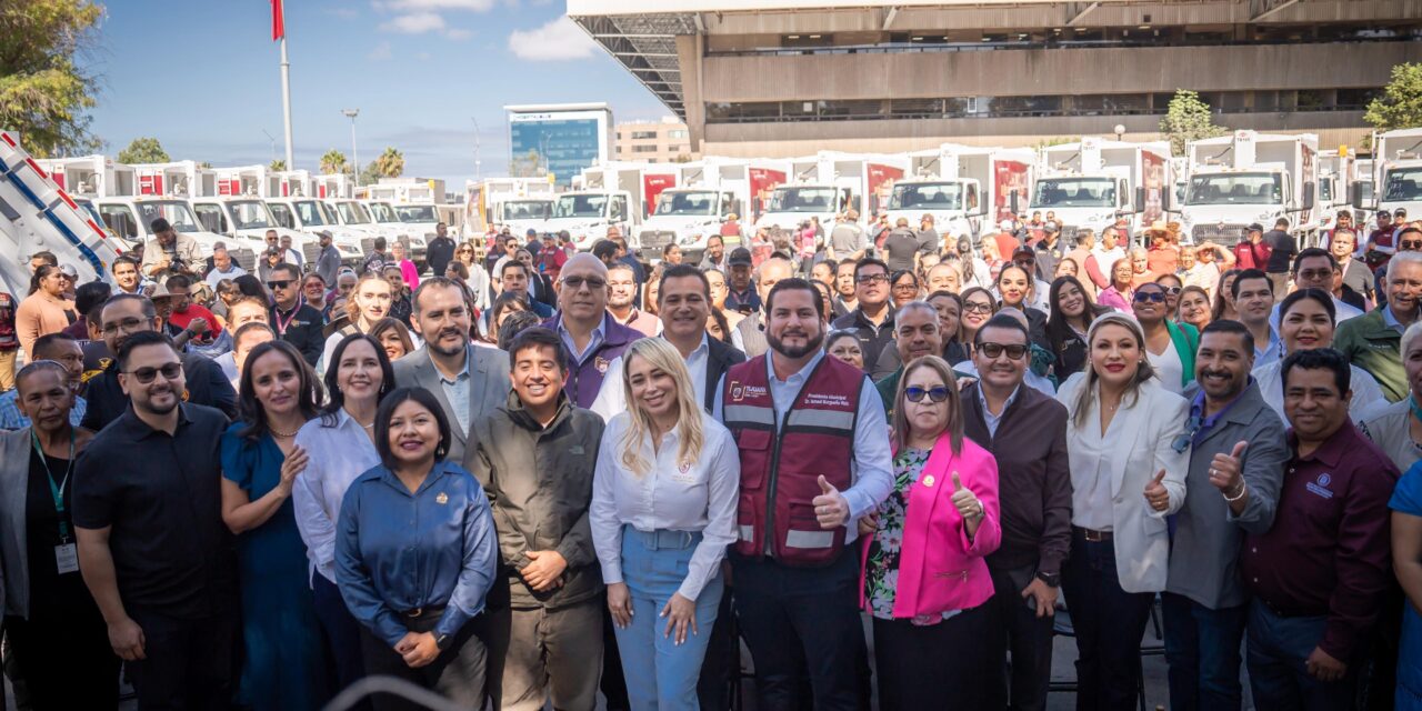 Encabeza Ismael Burgueño banderazo de arranque de 129 camiones recolectores de basura para Tijuana