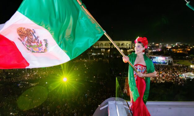 DAN GRITO DE INDEPENDENCIA 100 MIL BAJACALIFORNIANOS CON LA GOBERNADORA MARINA DEL PILAR