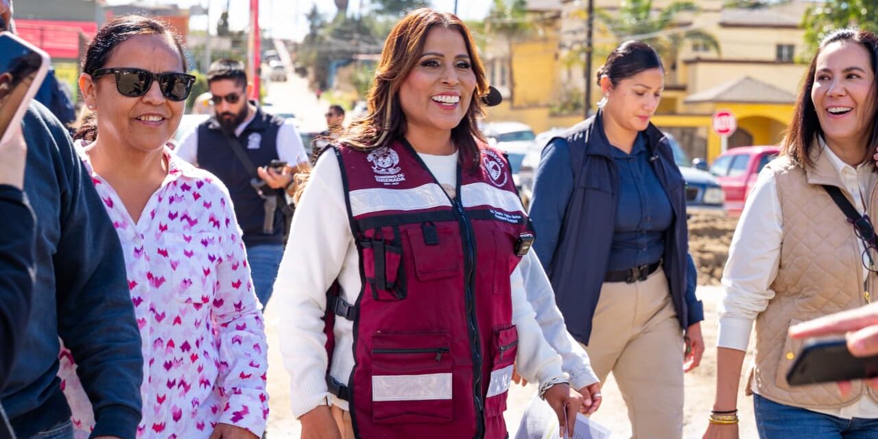 Claudia Agatón cumple petición de pavimentación de residentes de Las Lomitas