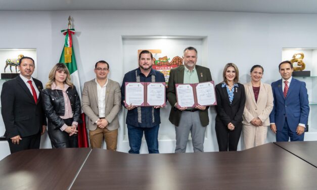 Firma Ismael Burgueño Ruiz convenio de vinculación con la Universidad Autónoma de Baja California