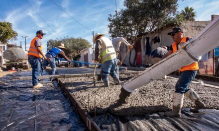 Claudia Agatón inicia con colados en pavimentación de Las Lomitas