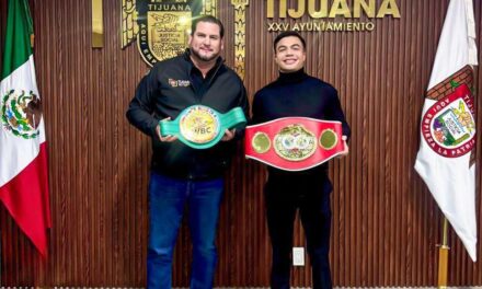 Recibe Ismael Burgueño al tijuanense José ‘Chapulín’ Salas, Campeón Mundial Gallo de la Federación Internacional de Boxeo