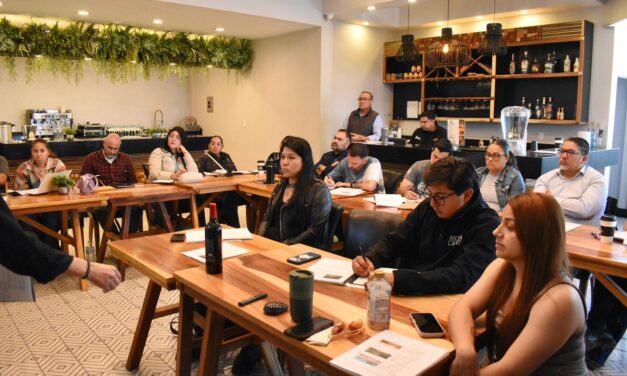 Fortalecen la industria vitivinícola con certificación en manejo práctico del vino