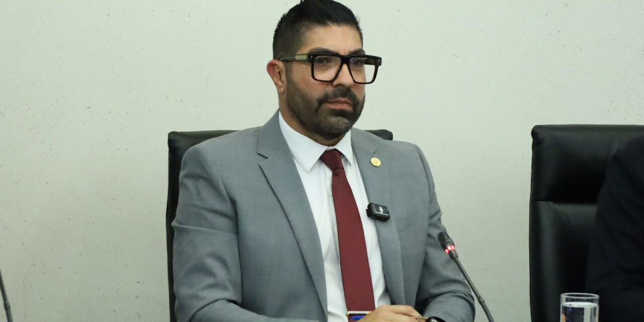 Gobernadora de Chihuahua violó la Constitución: Armando Ayala