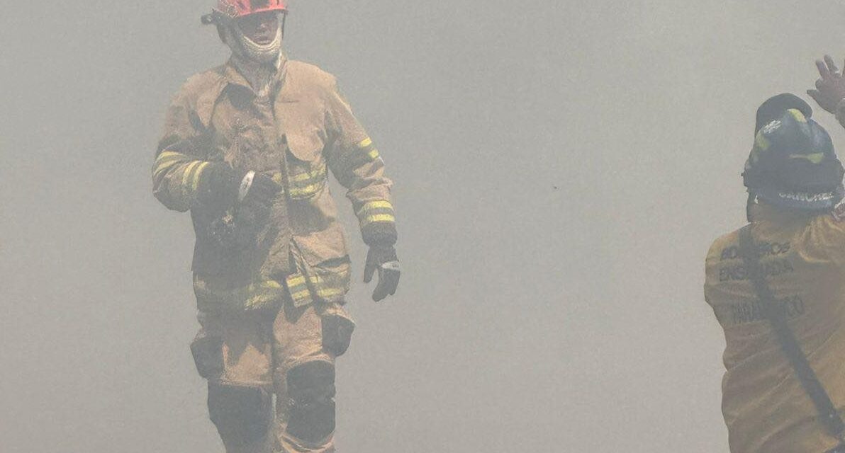 DESPUÉS DE 6 HORAS, BOMBEROS LOGRAN CONTROLAR INCENDIO EN YONQUE DE ENSENADA